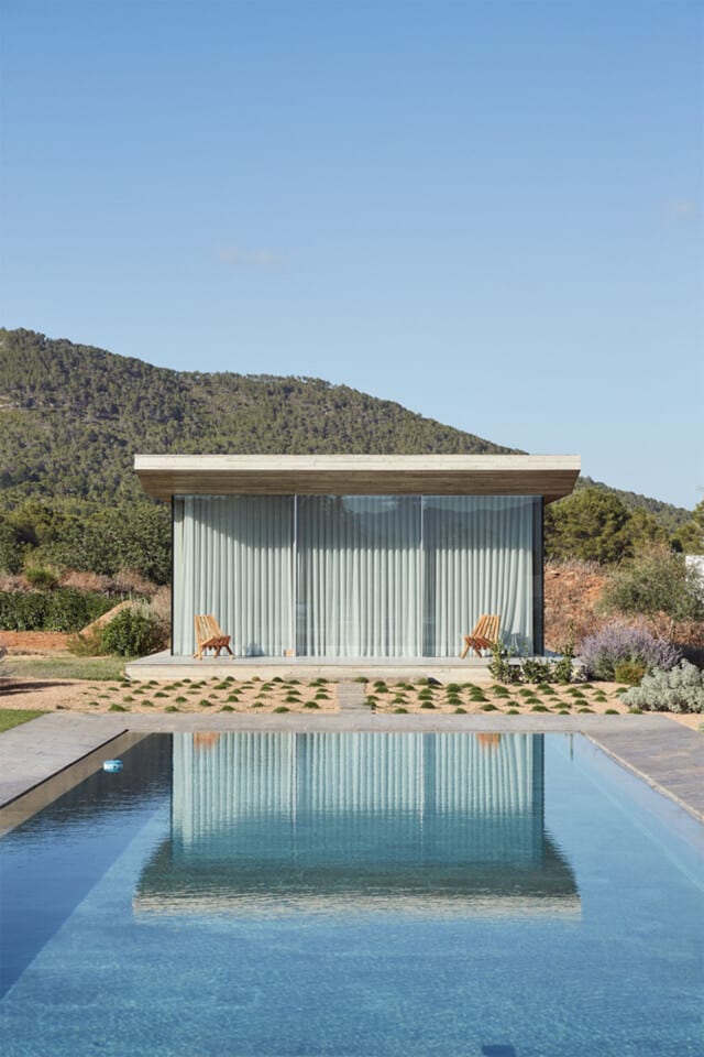 Casa Galdós | Zona anexa a la piscina con paredes de cristal Ottima | Estudio Vila 13