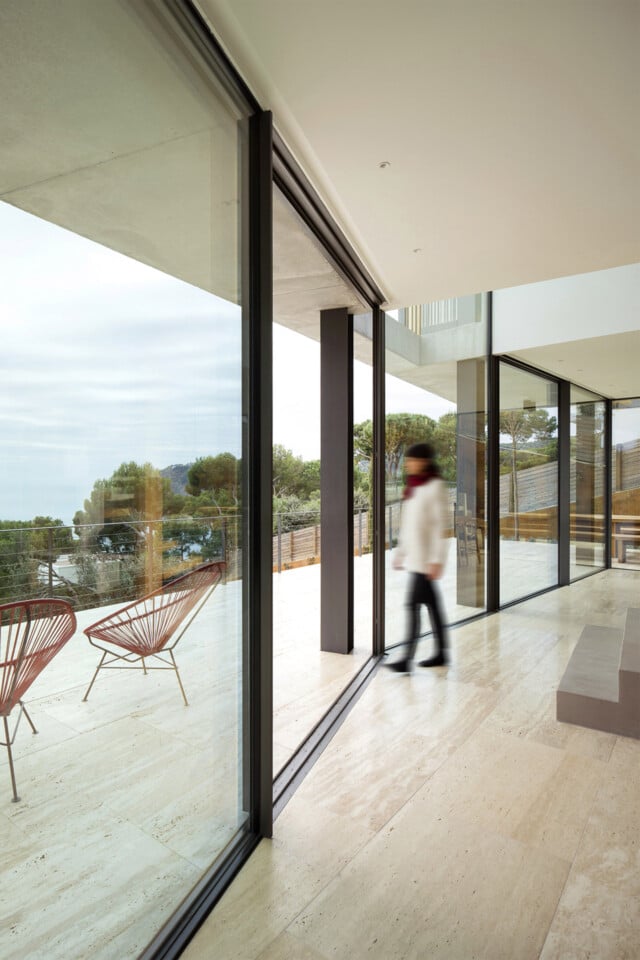 Illa Negra | Pared de cristal fabricada con ventanas Ottima hacia la terraza | Javier Miquel Marcer | Alumilux
