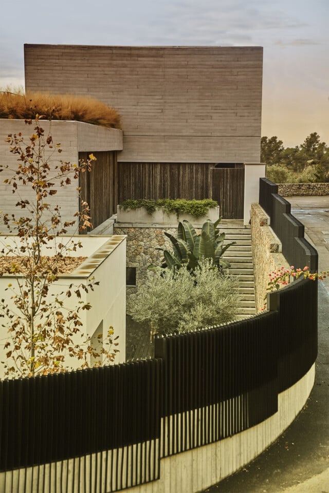 RV47 | Vista del jardín con la valla de delimitación | AVW Arquitectos | Alumilux
