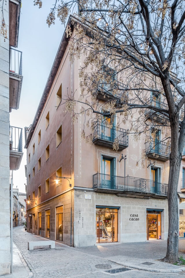Hotel Casa Cacao | Fachada del inmueble situado en pleno centro de Girona | cAllís mArès arquitectes