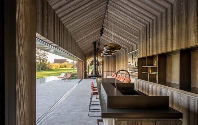 Poolhouse | Zona de cocina con barra frente a ventanal Ottima | Maister | Alumilux