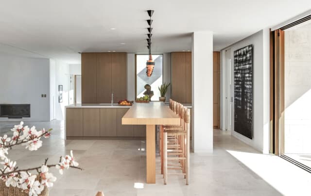 Los Almendros | Cocina con barra para desayunos y sillas altas | Romano Arquitectos | Alumilux