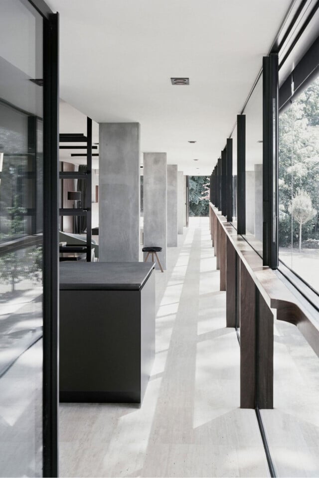 Villa QDC 175 | Salón con barra de madera junto a ventanas Ottima | Philippe Meyer Architecte | Alumilux