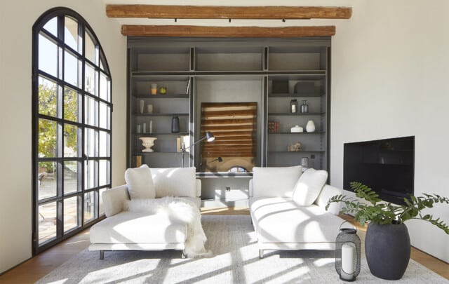 Can Torreda | Salón con 2 chaiselongue y ventanal con salida a la terraza | Damian Ribas | Alumilux