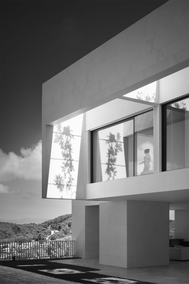 Casa de la Brisa | Vista en blanco y negro de una zona lateral de la vivienda | Buch Meier Architect (AMB)