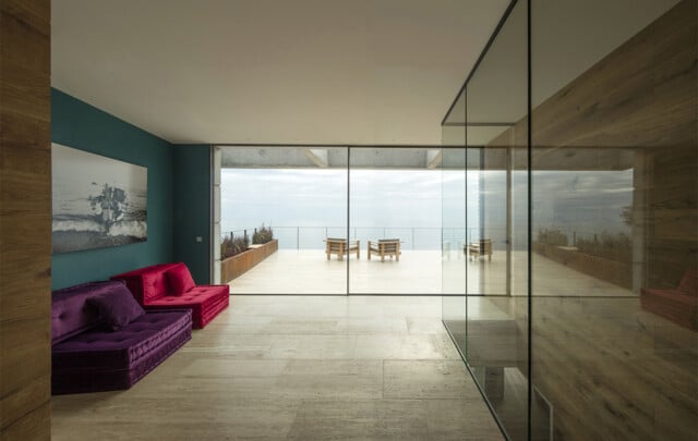 Illa Negra | Salón con terraza a fondo equipada con ventanas Ottima | Javier Miquel Marcer