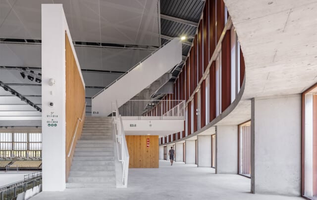 Palau d'Esports Catalunya | Escaleras de acceso a las gradas con ventanas Ottima | Barceló-Balanzó Arquitectes | Alumilux