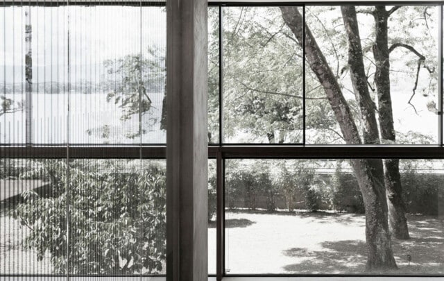 Villa QDC 175 | Ventanas Ottima con lamas orientables con vista hacia el ajrdín | Philippe Meyer Architecte | Alumilux