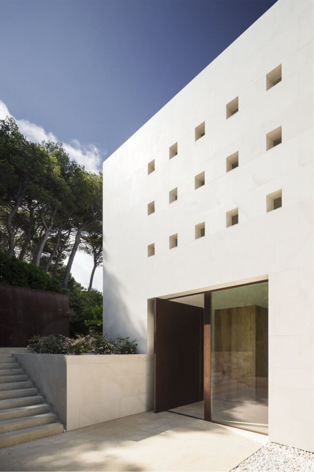 Casa de la Brisa | Puerta de acceso con escaleras y pequeñas ventanas cuadradas | Buch Meier Architect (AMB) | Alumilux