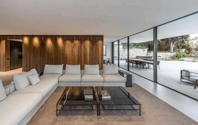 Casa en Pedralbes | Salón con sofá, mesa de centro y amplio ventanal Ottima hacia la terraza | bAR Arquitectura