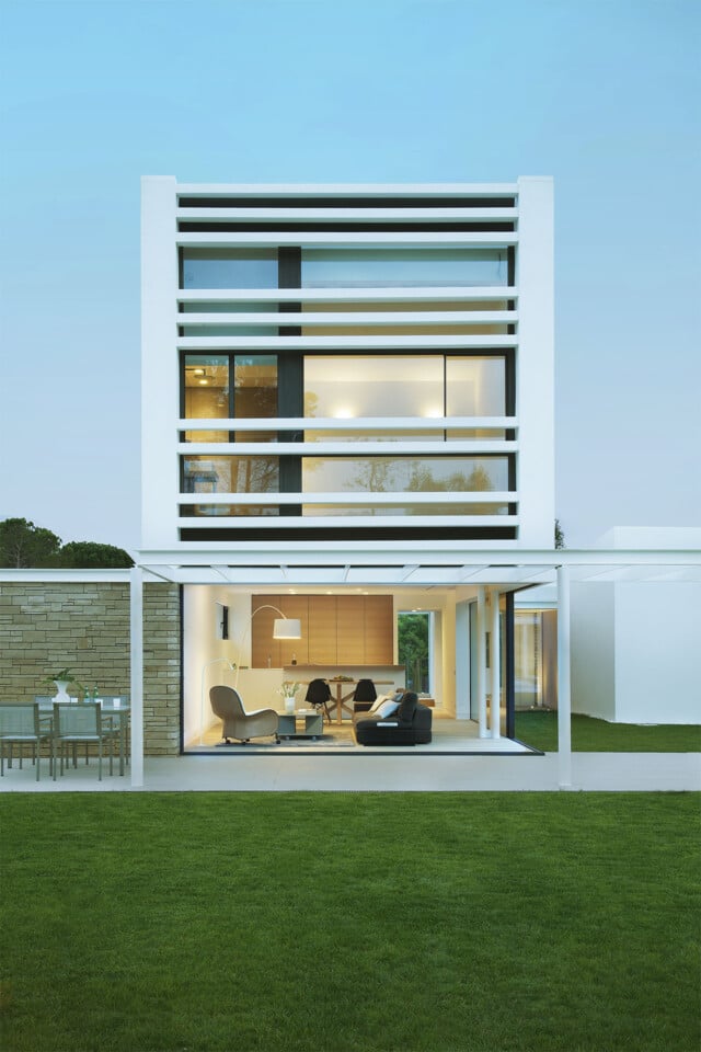 La Pineda | Fachada trasera con volumen superior con ventanas Ottima | Jaime Prous Architects | Alumilux