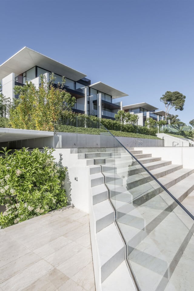 Cap de Palol | Escaleras de acceso a viviendas con ventanas Ottima | MasterPlan | Alumilux