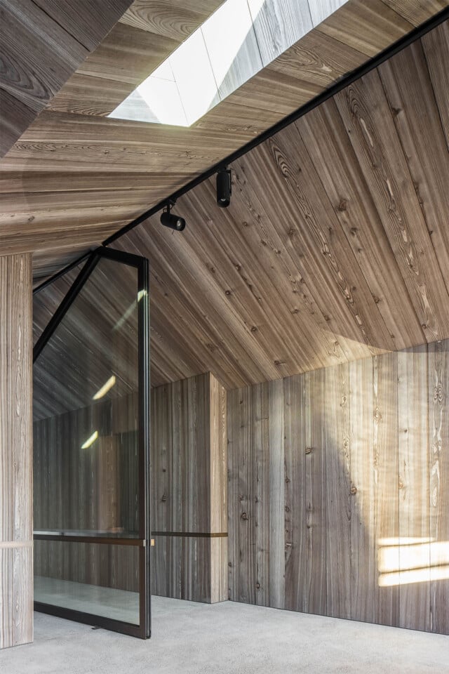 Poolhouse | Detalle de la puerta de cristal Ottima ubicada en el garaje | Maister | Alumilux
