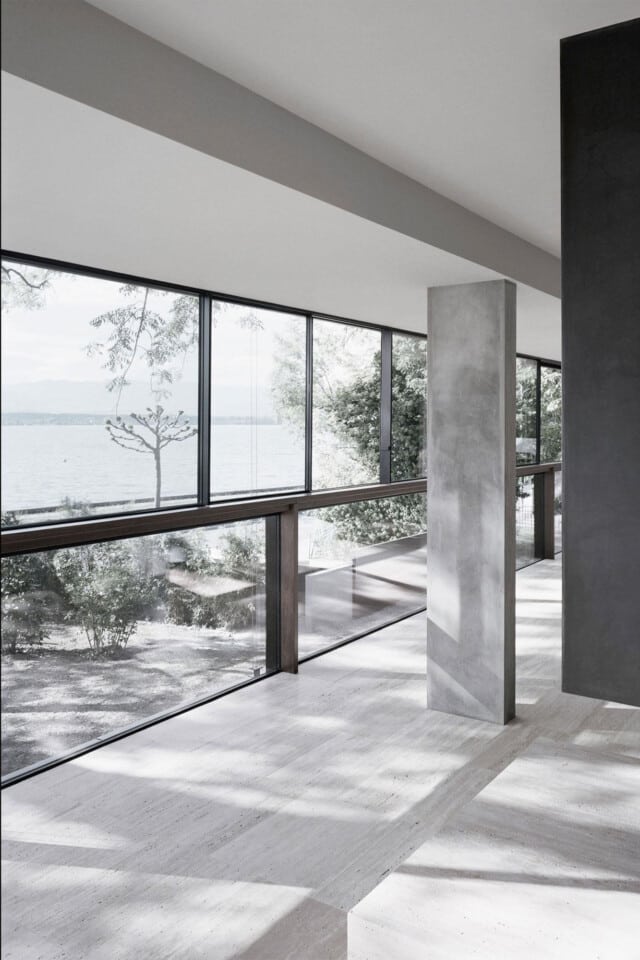 Villa QDC 175 | Salón con barra de madera junto a ventanas Ottima | Philippe Meyer Architecte | Alumilux