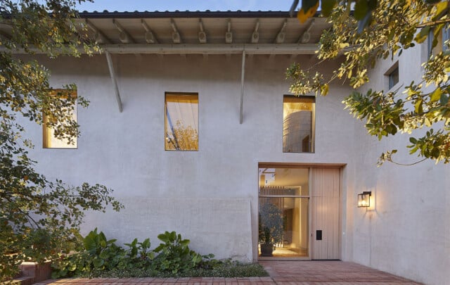 Can Torreà | Entrada y puerta de acceso semitransparente a la casa con 3 ventanas superiores | Damian Ribas | Alumilux