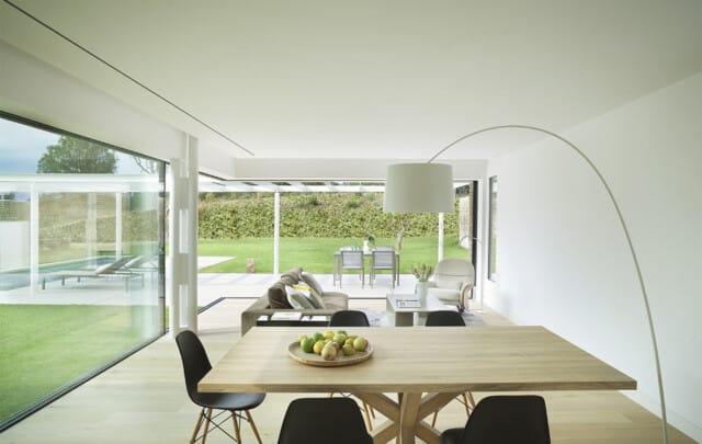 La Pineda | Salón comedor con ventanal Ottima abierto hacia el jardín | Jaime Prous Architects | Alumilux 