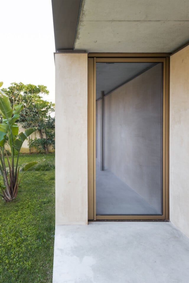 House in Miramar | Puerta de aluminio y vidrio hacia el interior de la casa | João Paulo Loureiro | Alumilux