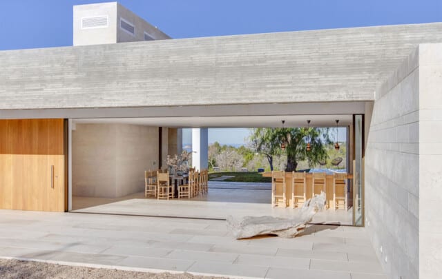Los Almendros | Ventanal Ottima abierto que comunica la cocina con el exterior | Romano Arquitectos | Alumilux