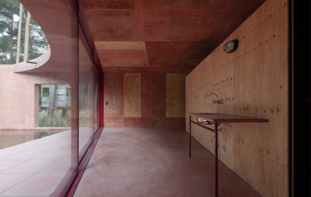 Refugio | Zona interior con pequeño fregadero sobre pared de hormigón | NWLND Rogiers Vandeputte | Alumilux