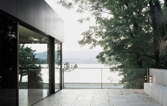 Villa QDC 175 | Salida a la terraza que se delimita con valla de cristal | Philippe Meyer Architecte | Alumilux