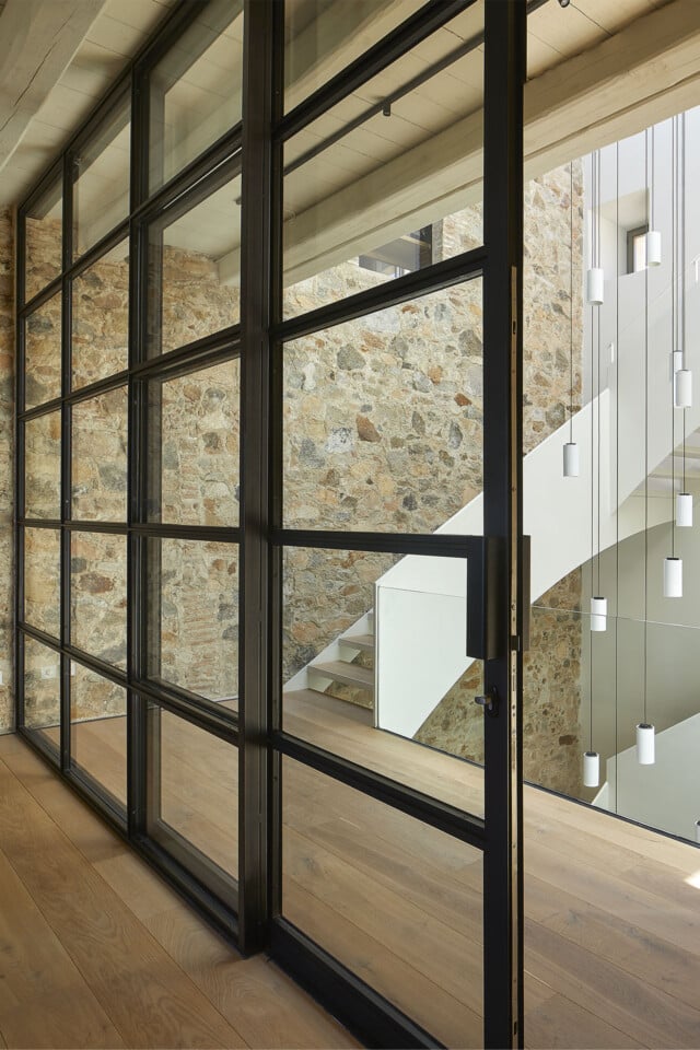 Can Torredà | Detalle del ventanal del salón donde se aprecia el sistema de cierre | Damian Ribas | Alumilux