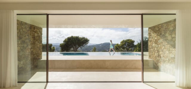 Casa de la Brisa | Amplio ventanal Ottima con acceso a la terraza y la piscina | Buch Meier Architect (AMB) | Alumilux