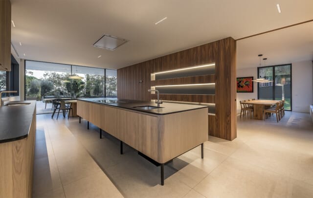 Casa en Pedralbes | Cocina con isla central, y módulo separador de madera | bAR Arquitectura | Alumilux