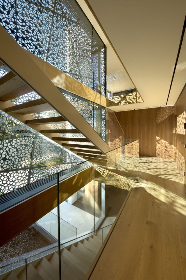 Casa en Pedralbes | Escalera y amplio ventanal Ottima que incluye sistema de ocultación | bAR Arquitectura | Alumilux