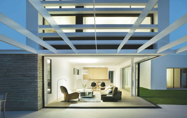 La Pineda | Salón sin paredes e integrado en el jardín gracias al ventanal Ottima | Jaime Prous Architects | Alumilux 