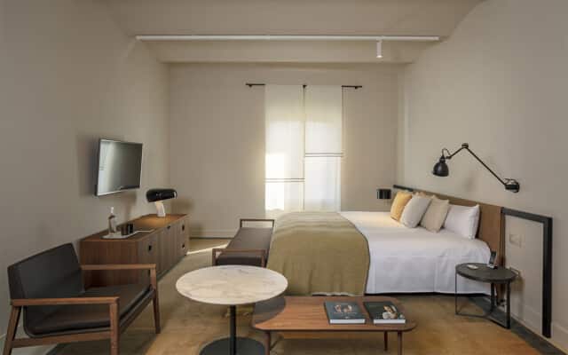 Hotel Casa Cacao | Vista general de una habitación con cama y zona de salón | cAllís mArès arquitectes | Alumilux