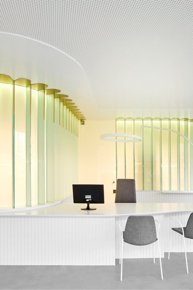 Radiador de llum | Mesa de trabajo con radiador de luz detrás | Un parell d’arquitectes | Alumilux