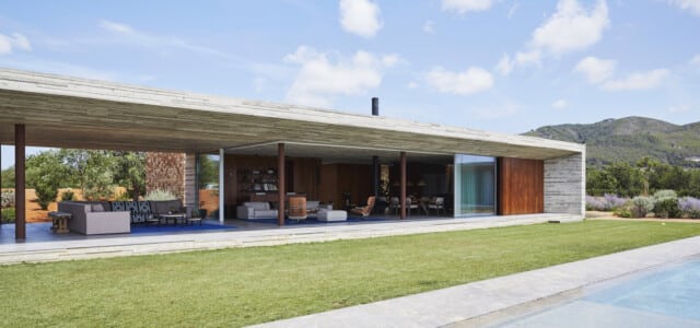 Casa Galdós | Vista de la fachada trasera con salón, zona relax y piscina | Estudio Vila 13