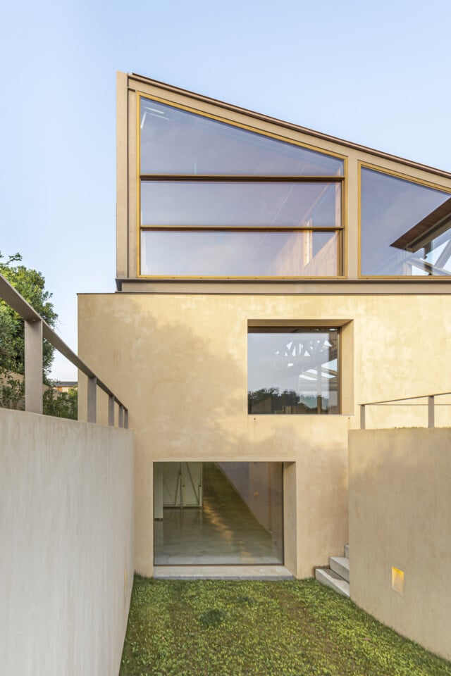 House in Miramar | Fachada lateral con planta superior y ventanas Ottima | João Paulo Loureiro | Alumilux
