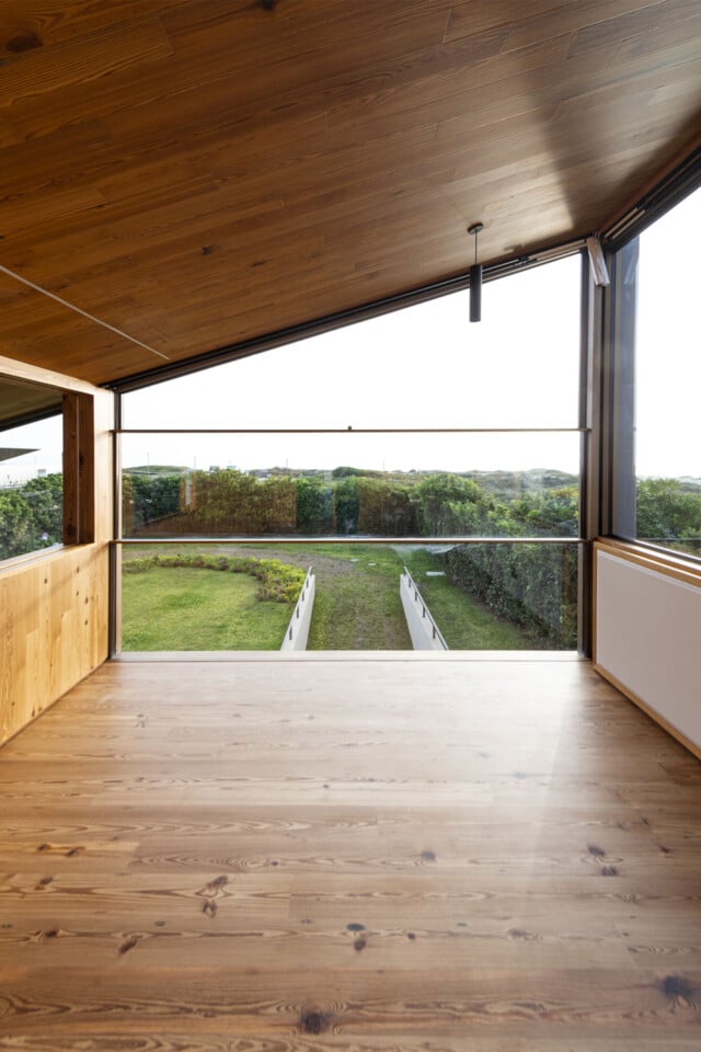 House in Miramar | Techo abuhardillado, suelo y paredes forradas de madera | João Paulo Loureiro | Alumilux