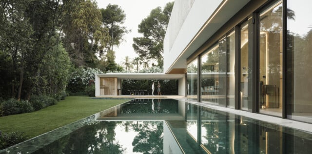 Zona de piscina envuelta por grandes ventanales que fusionan interior y exterior | Villa Guadalmina Costa del Sol | Alumilux