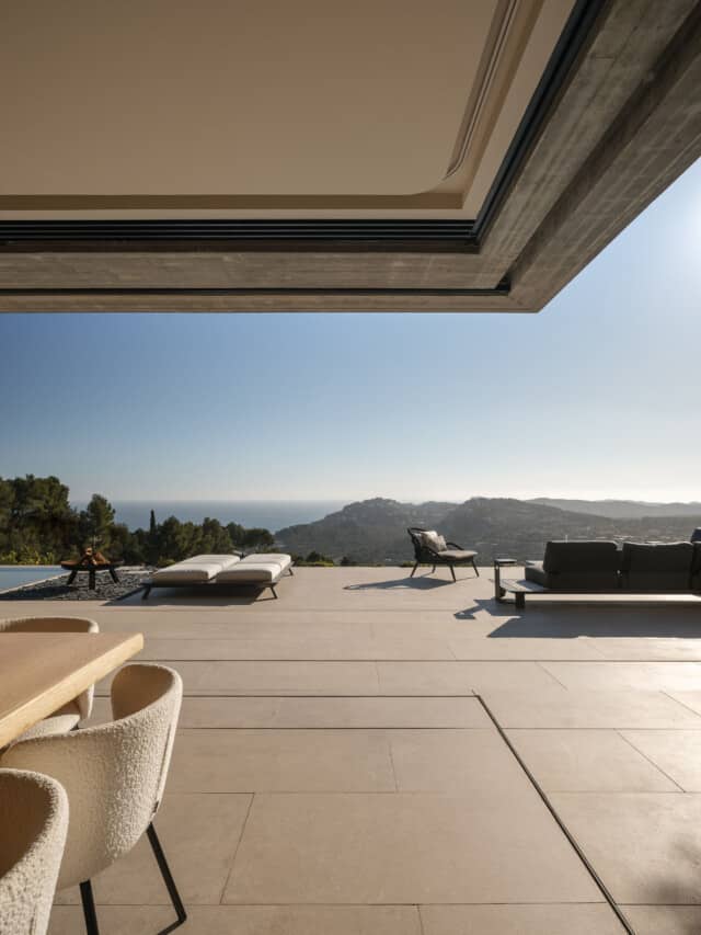Casa 1615. Vistas desde la terraza inferior sobre el mar de la Costa Brava. NordEst Arquitectura | Alumilux 