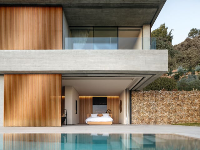 Casa 1615. Vistas de la terraza superior y la inferior con cama abierta hacia la piscina. NordEst Arquitectura | Alumilux