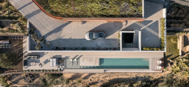 Casa 1615. Vista aérea de la piscina y de la rampa de acceso para los vehículos. NordEst Arquitectura | Alumilux